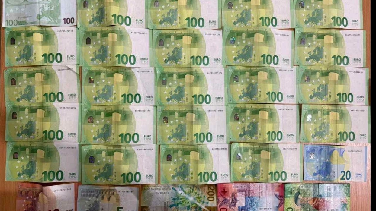 17 vjeçari gjen para dhe dokumente në Ferizaj, i dorëzon në polici