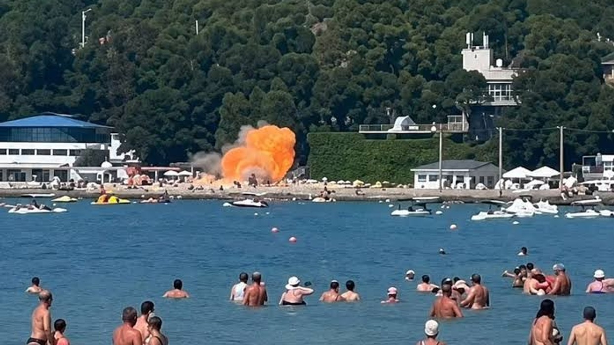Momenti kur droni ukrainas godet plazhin në Rusi, pranë "pallatit të Putinit"