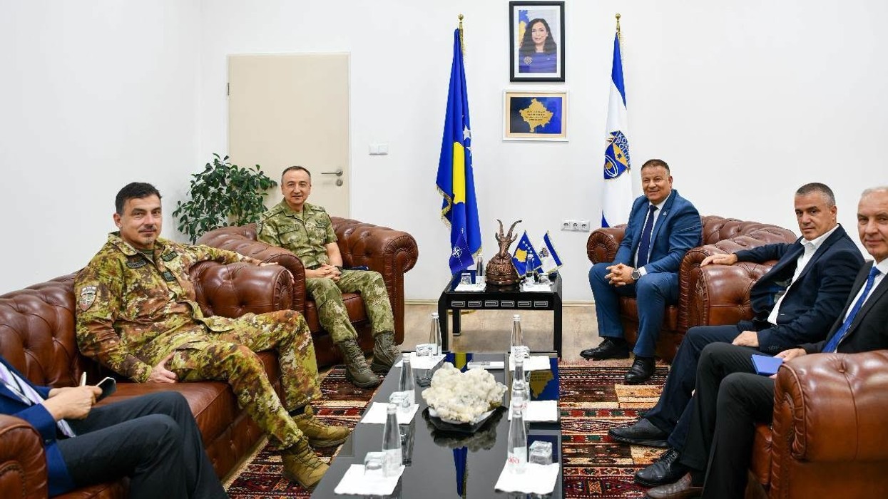 Komandanti i KFOR-it takon drejtorin e Policisë, rikonfirmohet partneriteti për Kosovën