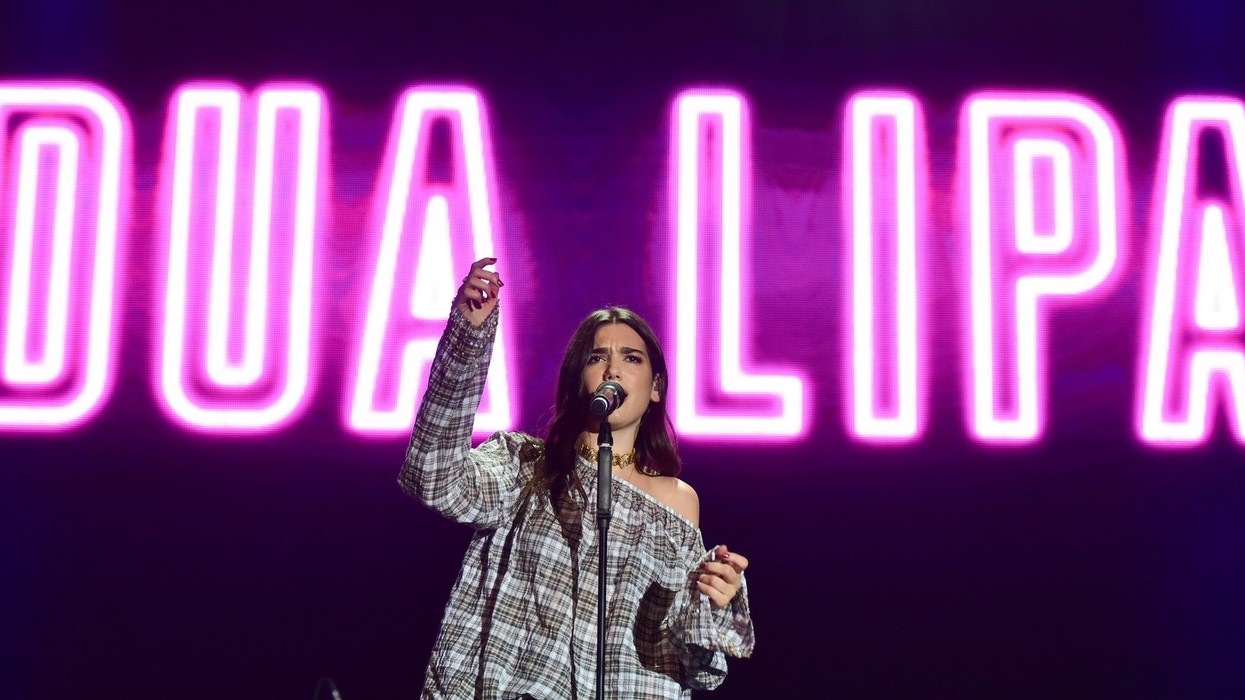 Një pleskavicë e ngrënë nga Dua Lipa në Prishtinë në orën 04:28 të mëngjesit - dhe bota digjitale serbe shpall gjendjen e luftës