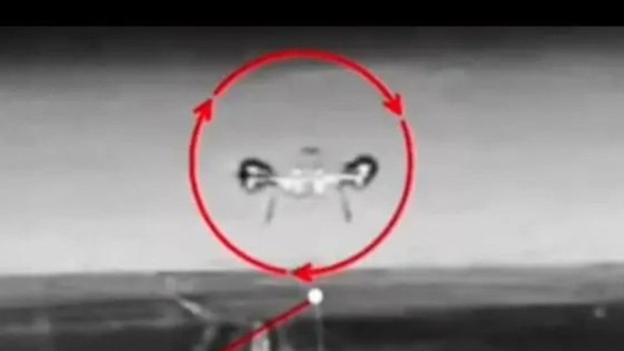 Një epokë e re e luftës - Ukraina vendos në betejë një robot tokësor të transportuar nga një dron