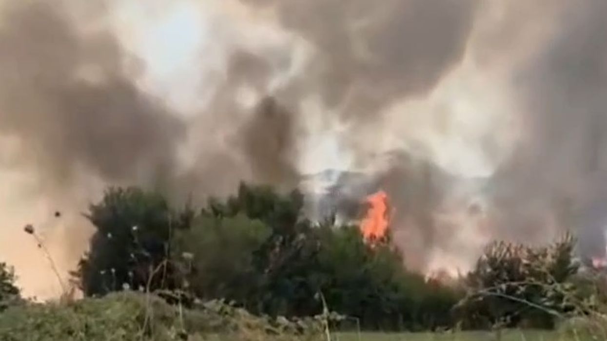 Zjarr në Selenicë, flakët përfshijnë fshatin Penkovë - kërkohet ndihmë nga zjarrfikësit e Vlorës dhe Himarës Zjarr në Selenicë, flakët përfshijnë fshatin Penkovë - kërkohet ndihmë nga zjarrfikësit e Vlorës dhe Himarës