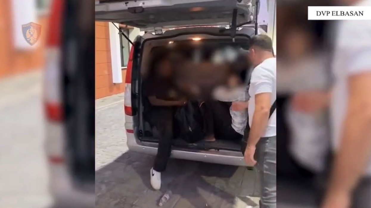 U kapën duke transportuar 24 emigrantë të paligjshëm, në pranga 3 persona në Elbasan