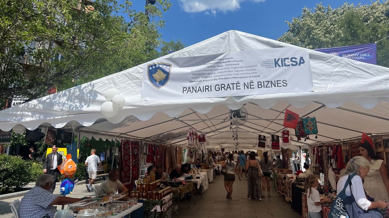Tri ditë me histori suksesi në Prishtinë, gratë ndërmarrëse tregojnë si po mbajnë gjallë traditën dhe biznesin