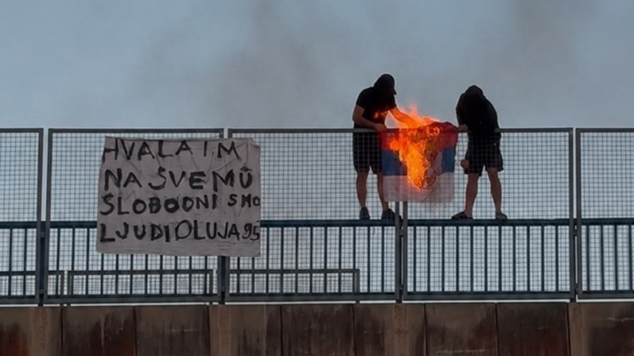 Dy persona i vunë flakën flamurit serb, policia kroate po heton rastin
