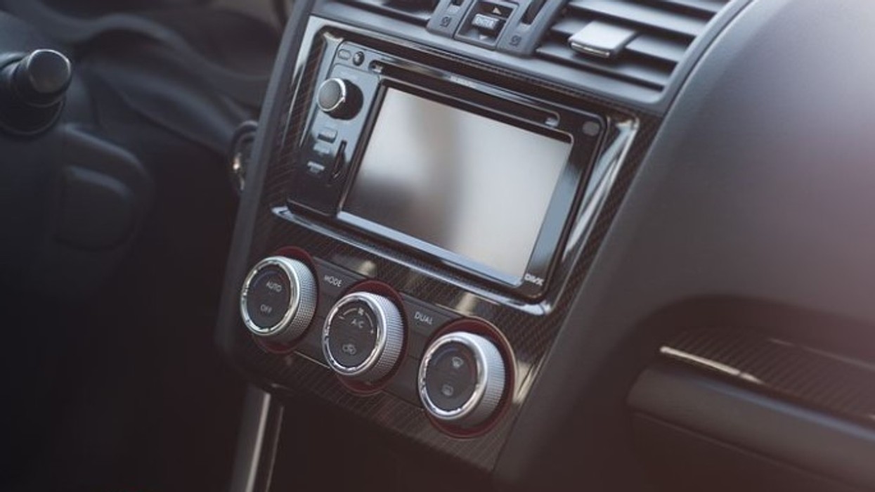 Pse zakonisht e ulim volumin e radios kur parkojmë në prapakthim?
