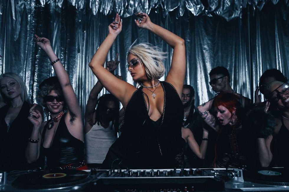 Bebe Rexha arrin 100 milionë dëgjime në Spotify me “New Religion”