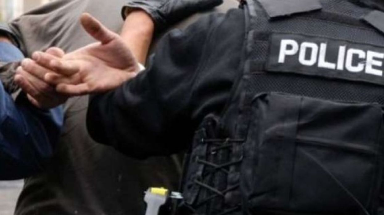 Arrestohet i dyshuari për mashtrim ndaj një shtetasi të huaj, dyshohet se e dëmtoi me 500 mijë euro Arrestohet i dyshuari për mashtrim ndaj një shtetasi të huaj, dyshohet se e dëmtoi me 500 mijë euro