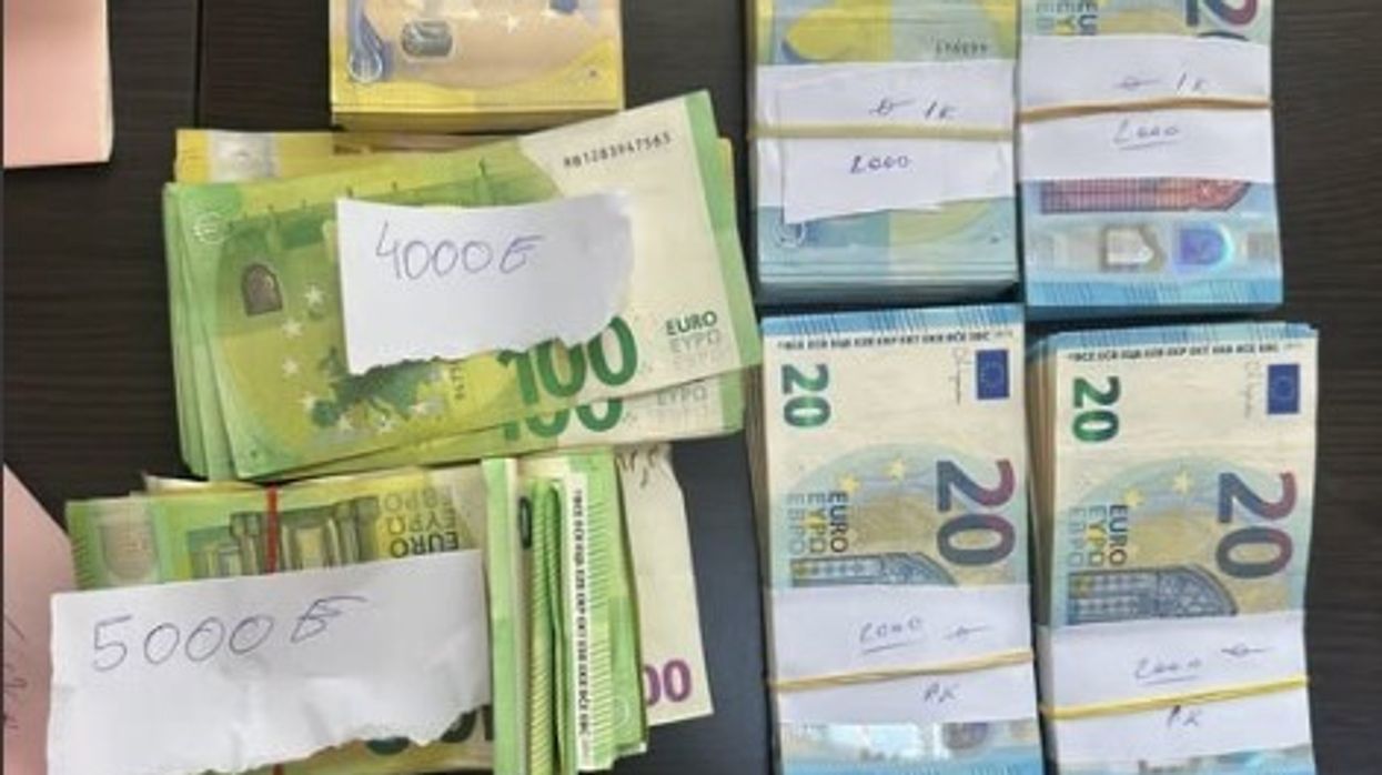 Tha se nuk ka asgjë për të deklaruar, por zyrtarët doganorë ia gjejnë 30 mijë euro Tha se nuk ka asgjë për të deklaruar, por zyrtarët doganorë ia gjejnë 30 mijë euro