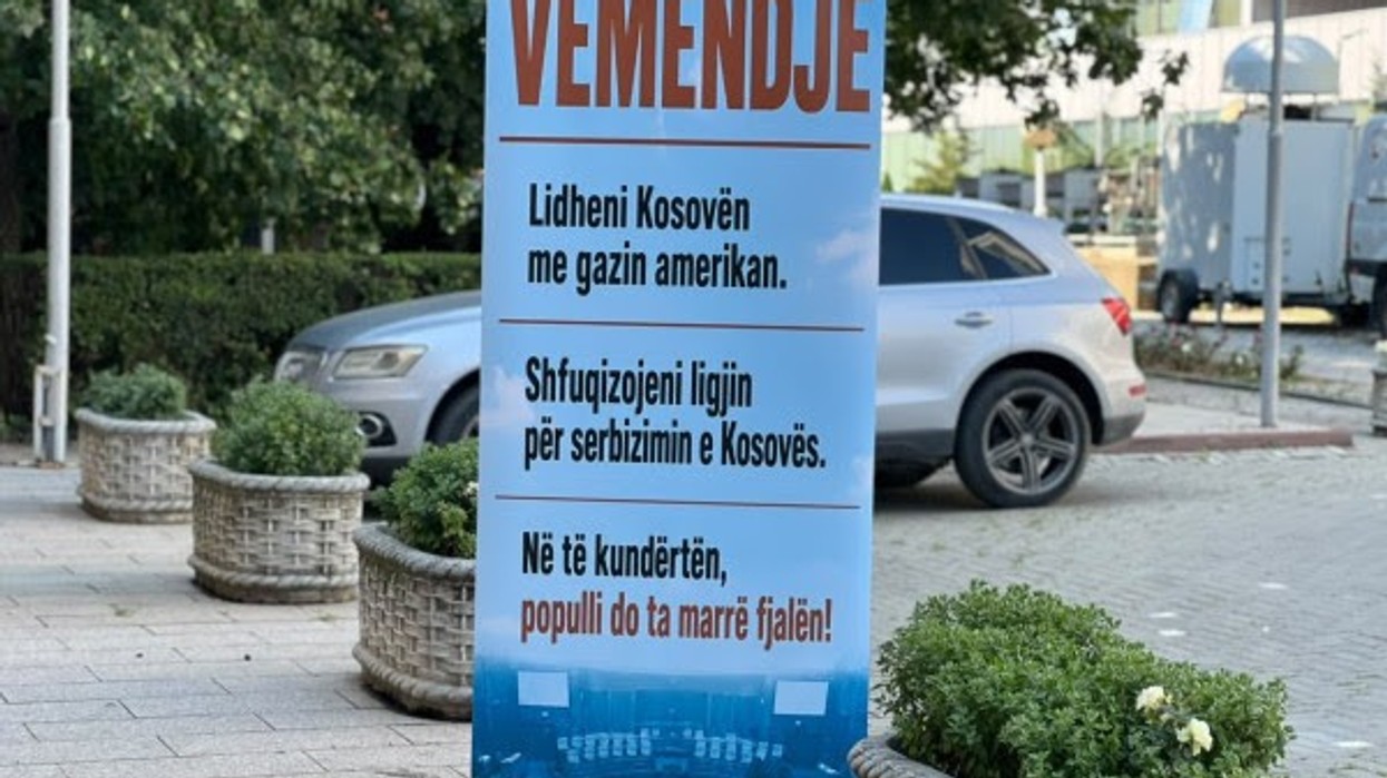 Qytetari proteston para Kuvendit: Shfuqizoni vendimin për serbizimin e Kosovës, kyçuni në gazin amerikan