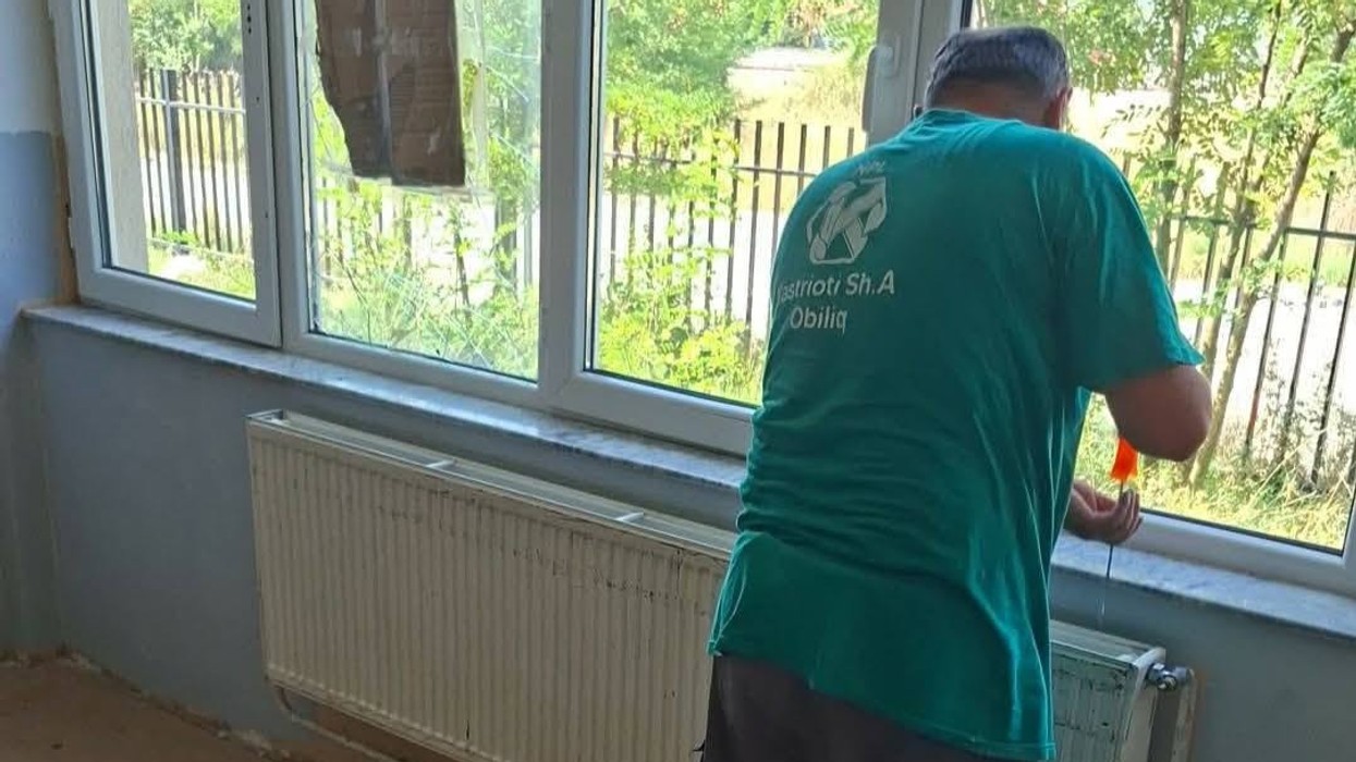 Obiliqi vazhdon përgatitjet për vitin e ri shkollor, lyhet shkolla në Plemetin