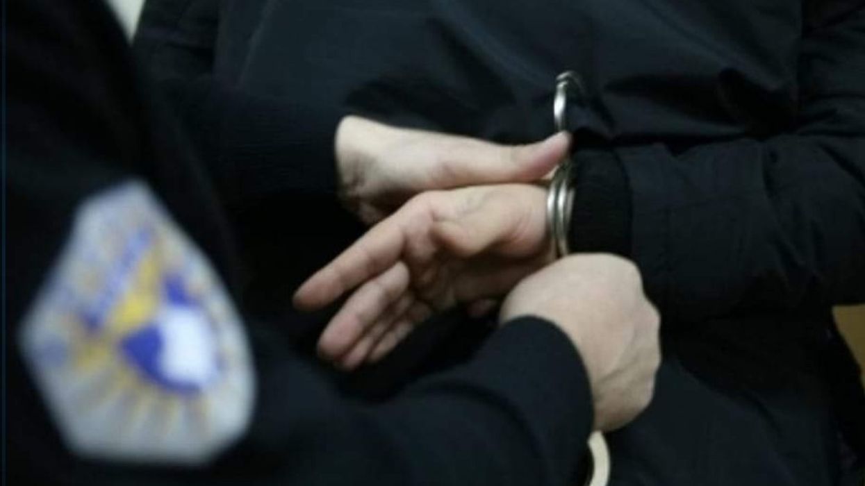 Arrestohet një person, dyshohet se vodhi para e sasi ari në një shtëpi në Pejë Arrestohet një person, dyshohet se vodhi para e sasi ari në një shtëpi në Pejë