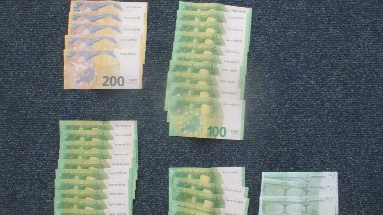 Gjen 3,800 euro dhe i dorëzon në polici, qytetari nga Gjakova jep shembull ndershmërie Gjen 3,800 euro dhe i dorëzon në polici, qytetari nga Gjakova jep shembull ndershmërie