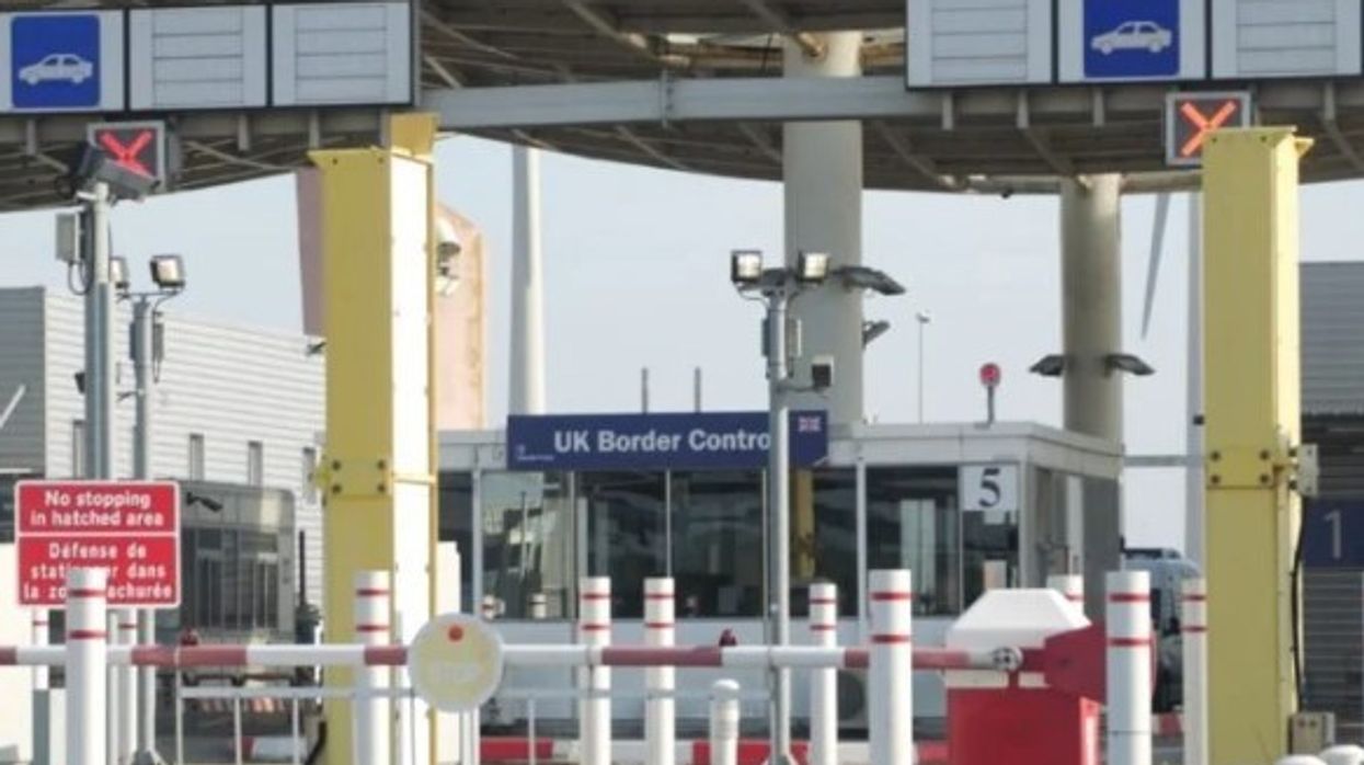 “Paguajnë 24 mijë paund dhe kalojnë me pasaporta false”, media britanike zbulon skemën e kontrabandistëve shqiptarë “Paguajnë 24 mijë paund dhe kalojnë me pasaporta false”, media britanike zbulon skemën e kontrabandistëve shqiptarë