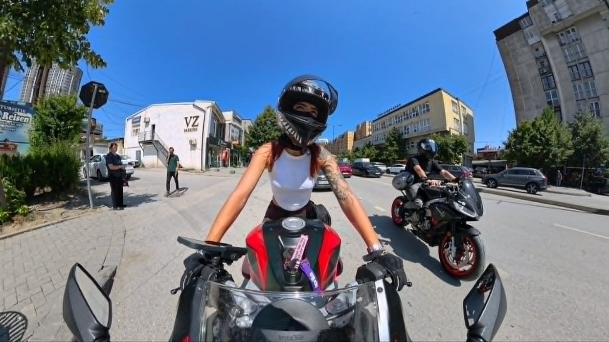 Auto Mita surprizon qytetarët, i dërgon me motor në destinacionin e tyre