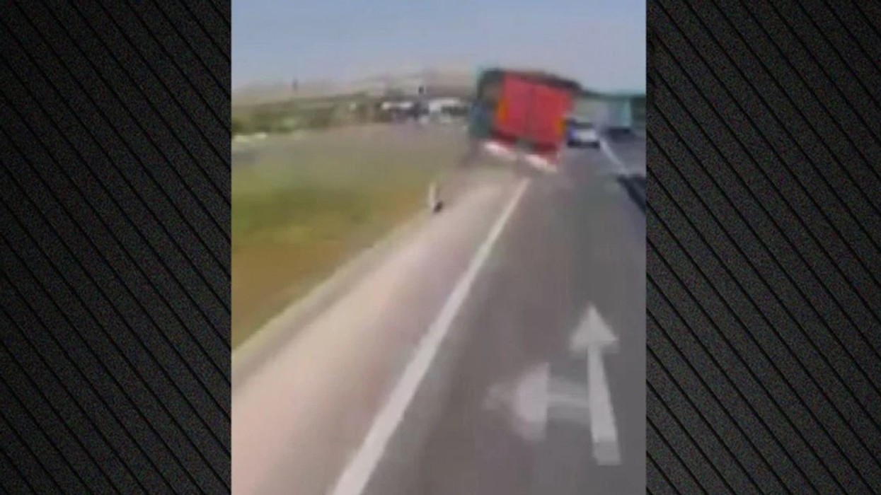 Kamioni del në korsinë e kundërt dhe përplaset me 4 vetura, një i vdekur dhe 10 të lënduar në Turqi