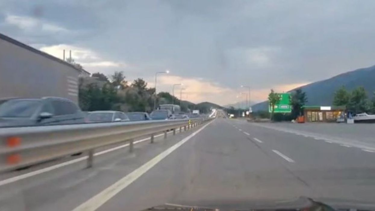 Radhë kilometrike në pikën kufitare në Morinë për të hyrë në Kosovë Radhë kilometrike në pikën kufitare në Morinë për të hyrë në Kosovë