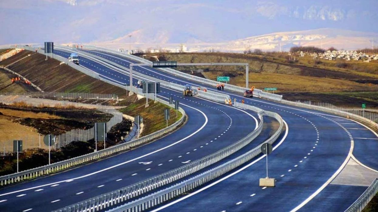 Kufizohet edhe sot qarkullimi i kamionëve mbi 20 tonë në autoudhë Kufizohet edhe sot qarkullimi i kamionëve mbi 20 tonë në autoudhë