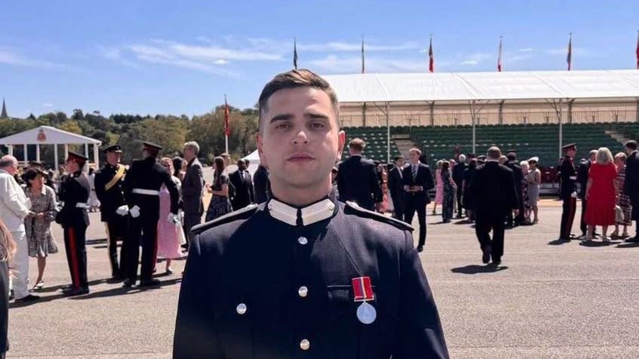 Nëntogeri Kushtrim Dërguti diplomohet në Akademinë Mbretërore Ushtarake Sandhurst, një nga akademitë ushtarake më prestigjioze në botë Nëntogeri Kushtrim Dërguti diplomohet në Akademinë Mbretërore Ushtarake Sandhurst, një nga akademitë ushtarake më prestigjioze në botë