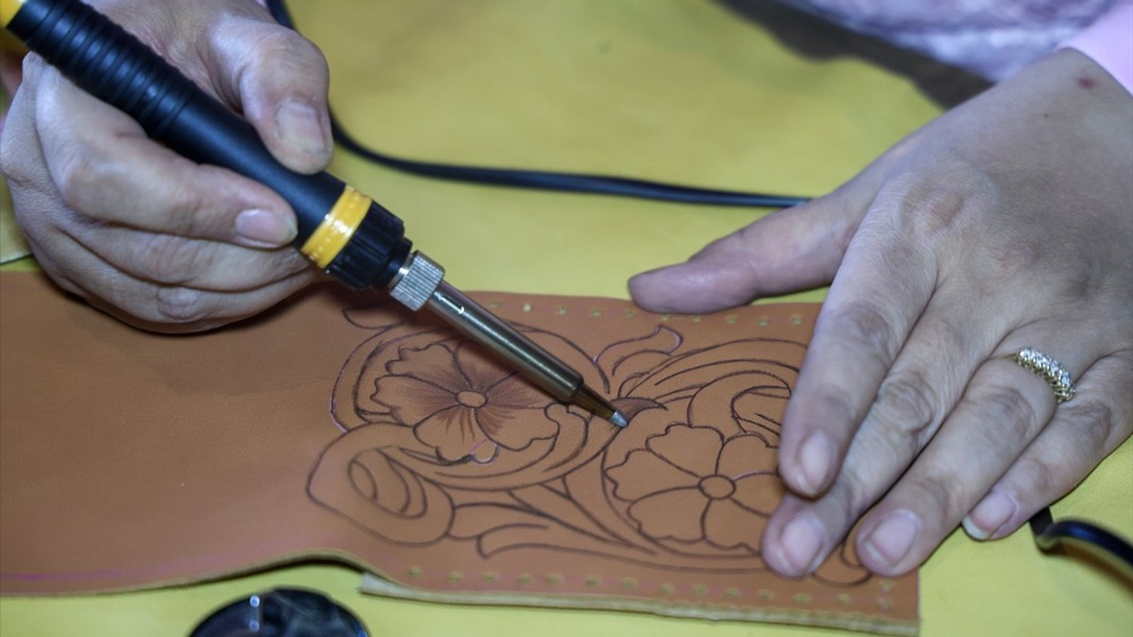 Artistja nga Siria e shndërron lëkurën në vepra arti me teknikën e djegies