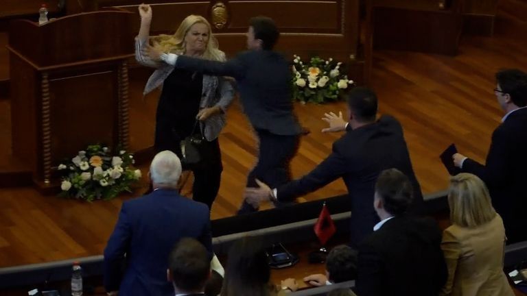 Hedhja e vezëve ndaj Kurti, lajm edhe në mediat botërore Hedhja e vezëve ndaj Kurti, lajm edhe në mediat botërore
