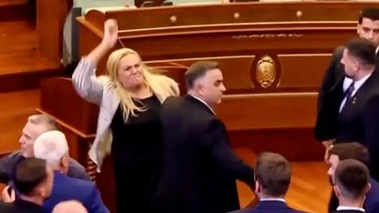 Gazeta zvicerane “20 Minuten” raporton incidentin në Kuvend: Deputetja opozitare gjuan me vezë Albin Kurtin