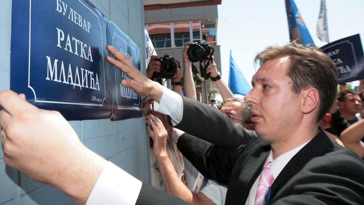 Analistët në Serbi: Vuçiq po përdor struktura kriminale parapolicore për të frikësuar kundërshtarët Analistët në Serbi: Vuçiq po përdor struktura kriminale parapolicore për të frikësuar kundërshtarët