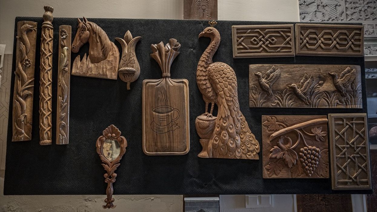 Mjeshtri "bartës i trashëgimisë kulturore" të gdhendjes në dru ua përcjell artin brezave të ardhshëm Mjeshtri
