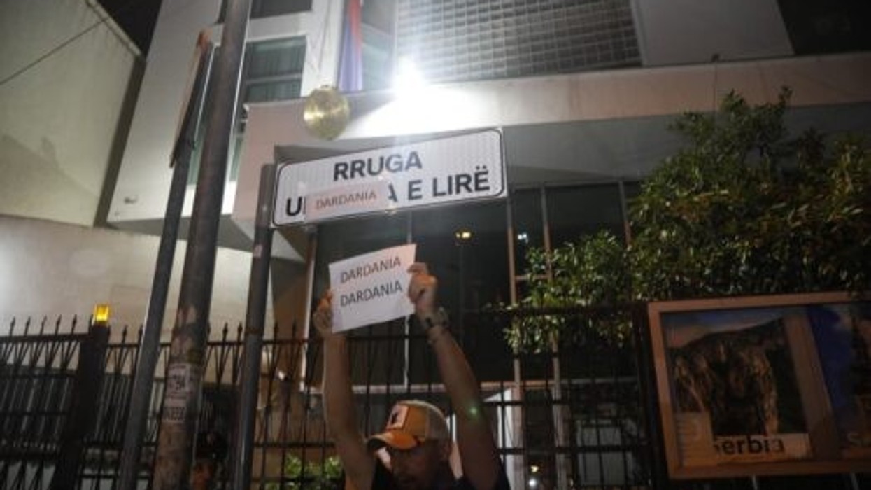 Thirrjet UÇK jehojnë në Tiranë, rruga "Ukraina e Lirë" bëhet "Dardania e Lirë"