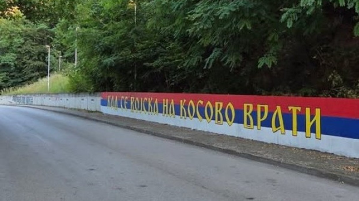 Deklaratat skandaloze të Vuçiqit për Ibrin, vjen grafiti kërcënues nga Serbia: Kur ushtria të kthehet në Kosovë