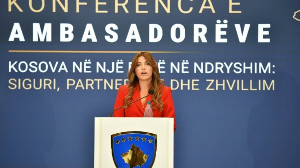 Haxhiu me kërkesë ndaj ambasadorëve: Partnerët tanë duhet ta dinë se edhe sot po gjenden dëshmi të krimeve të luftës