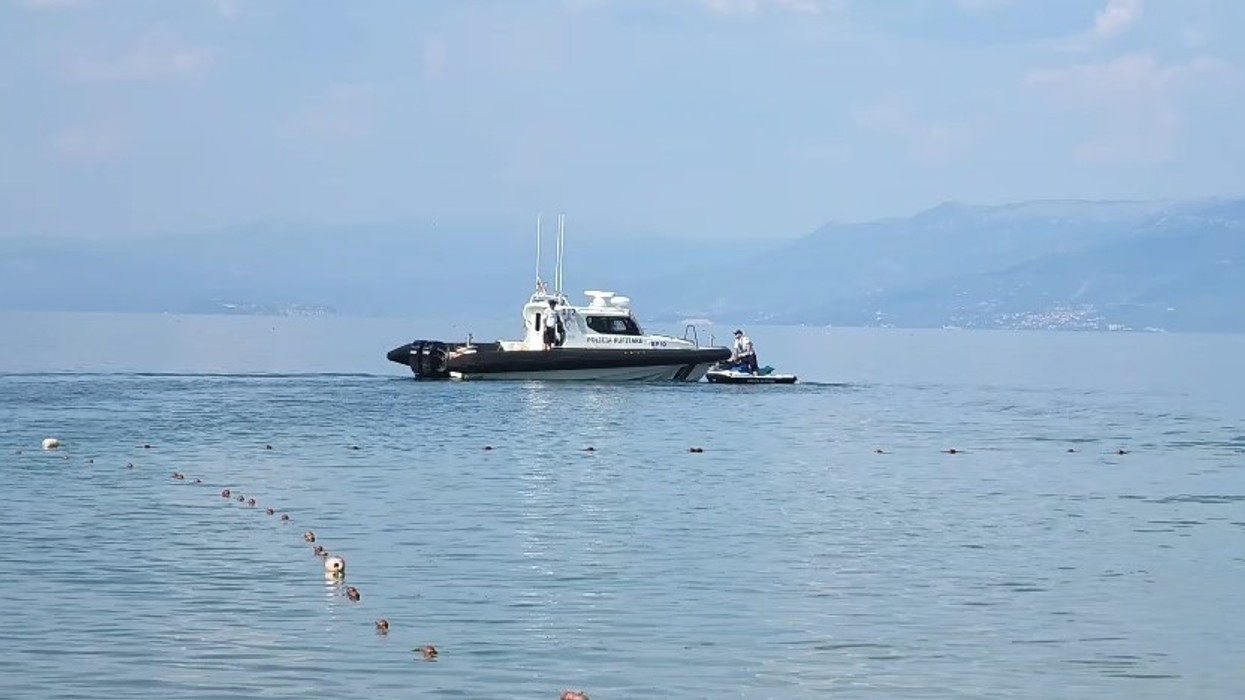Ra nga varka teksa po luante me dy shokët e tij, mbytet 32-vjeçari në liqenin e Pogradecit