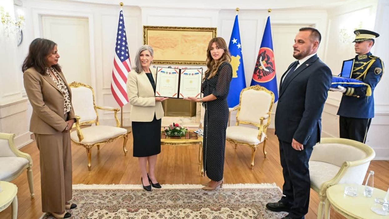 Haxhiu dekoron senatoren Ernst: Kosova do të vazhdojë ta ndërtojë të ardhmen e saj krah Shteteve të Bashkuara të Amerikës Haxhiu dekoron senatoren Ernst: Kosova do të vazhdojë ta ndërtojë të ardhmen e saj krah Shteteve të Bashkuara të Amerikës