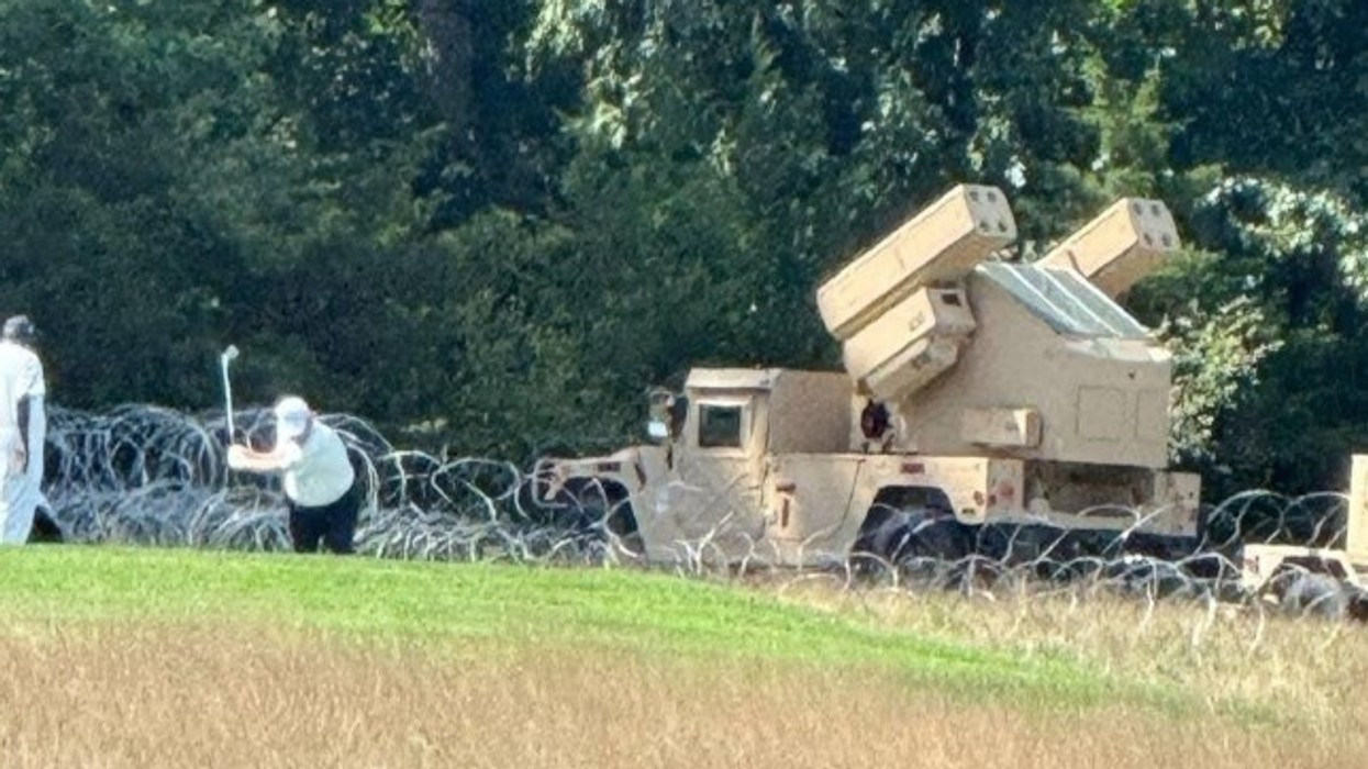 Trumpi luan golf nën mbrojtjen e sistemit raketor Avenger