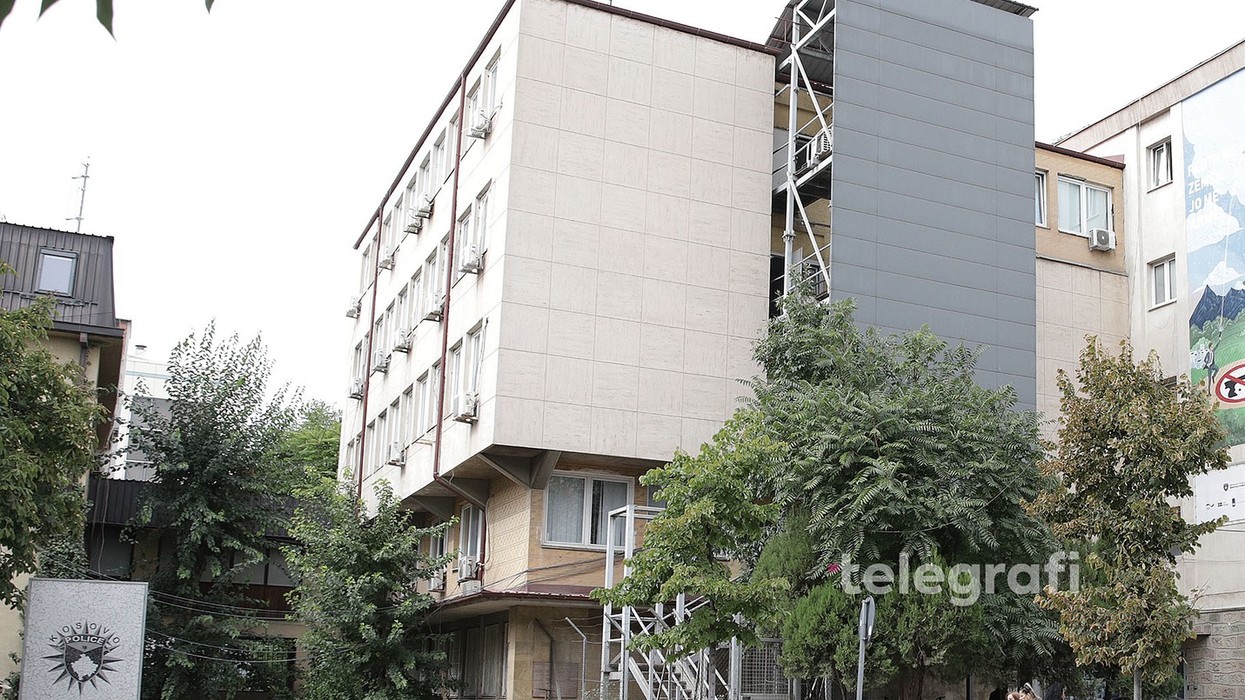 Vendosja e flamujve të UÇK-së dhe Shqipërisë në rrethojën e kishës ortodokse në Lipjan, japin detaje nga policia