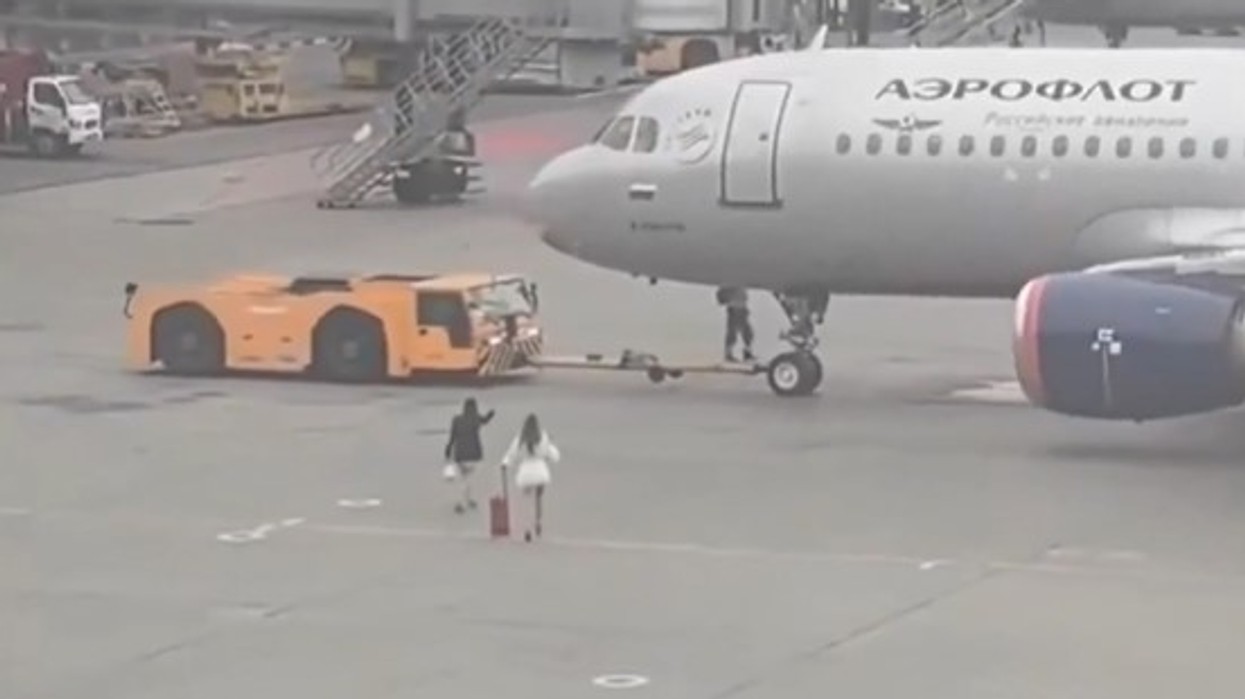 U përpoqën të ndalonin aeroplanin në Moskë, po vonoheshin për një dasmë në Turqi