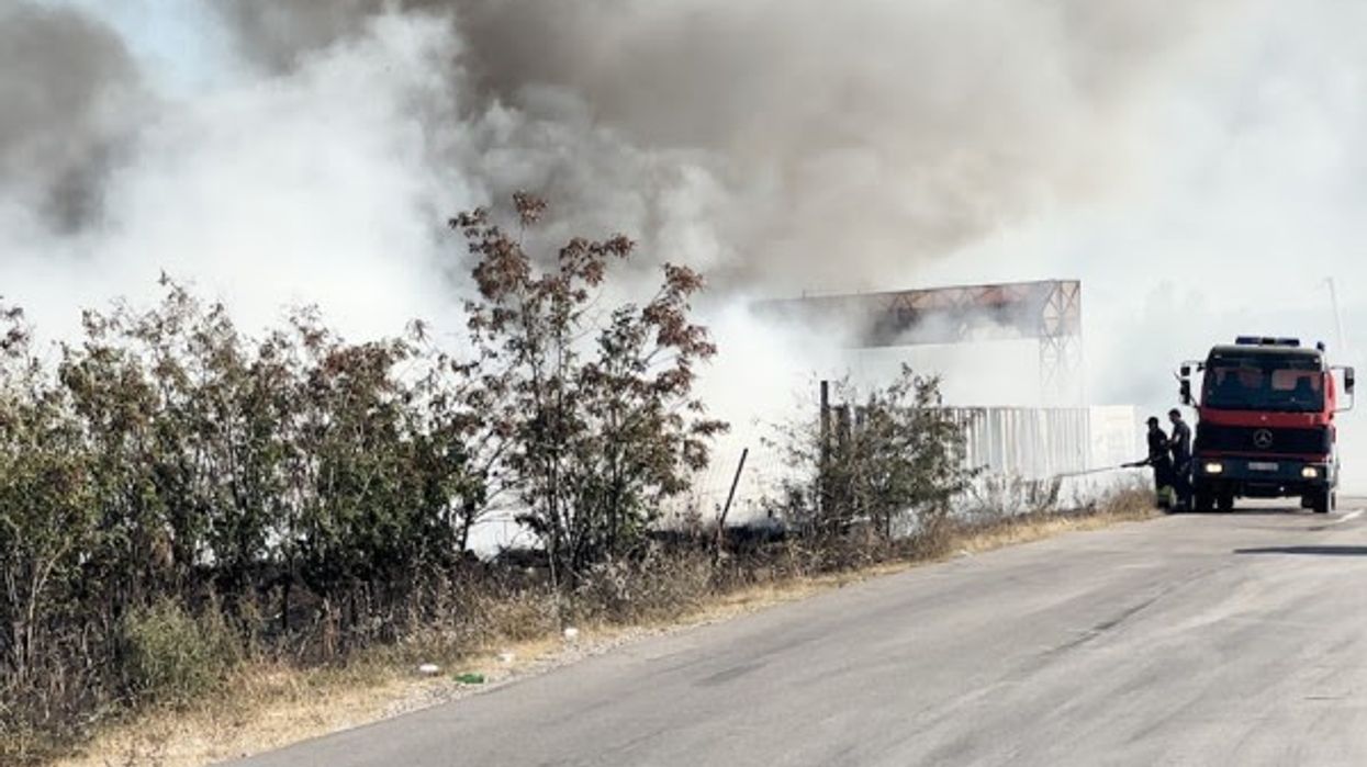 Zjarri në Vrellë – digjet një barakë e kampit të policisë, dëmtohen disa vetura Zjarri në Vrellë – digjet një barakë e kampit të policisë, dëmtohen disa vetura