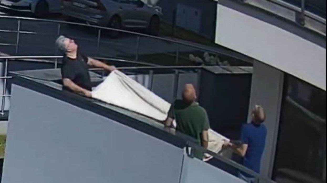 Tre burra në Poloni kapin me batanije vajzën që ra nga kati i pestë Tre burra në Poloni kapin me batanije vajzën që ra nga kati i pestë