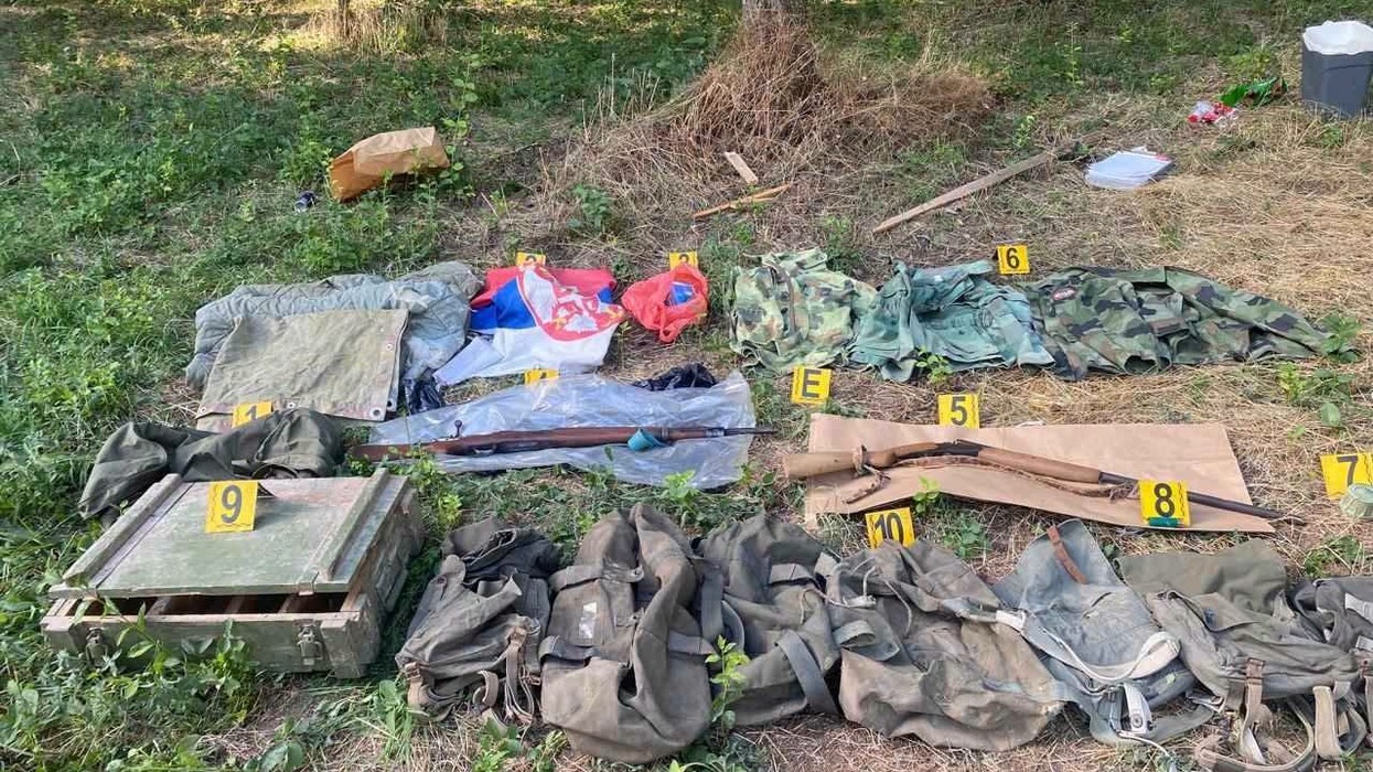 Policia gjen armatim dhe uniforma me simbole serbe pranë pronave të Nenad Rashkoviqit në Zubin Potok
