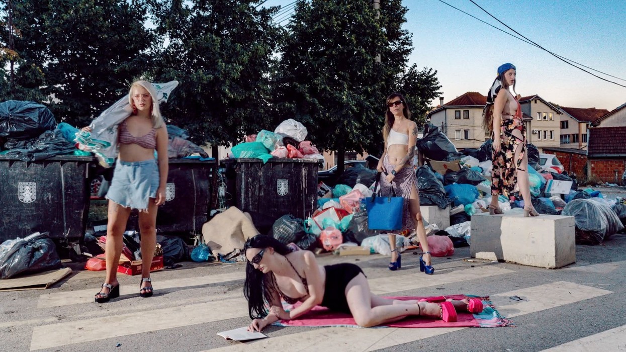 “Kartolinë nga pushimet” - HAVEIT proteston në mënyrë kreative ndaj gjendjes me mbeturinat në Prishtinë