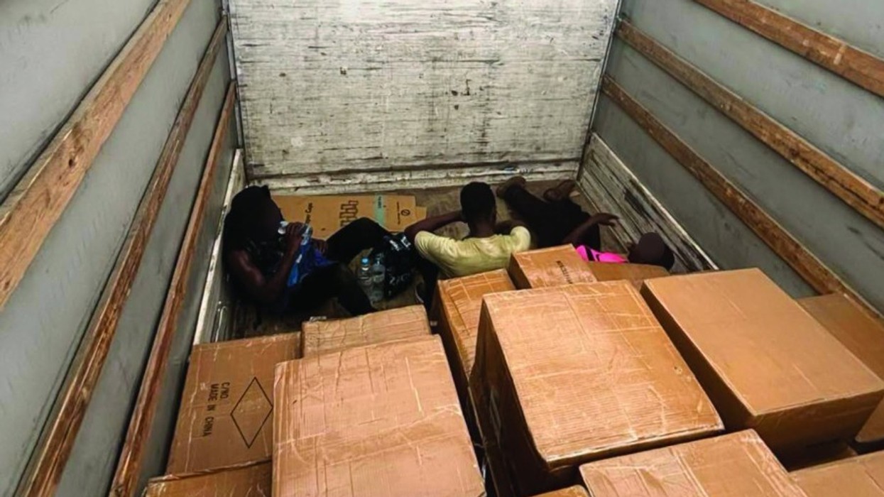 Doganat e Maqedonisë kapin tre imigrantë në Shkup, ishin fshehur në një kamion