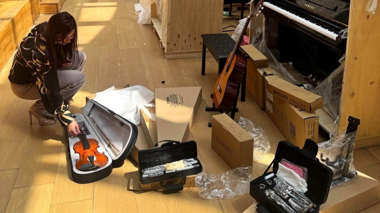 Shkolla e Muzikës “Halit Kasapolli” në Pejë pasurohet me 28 instrumente