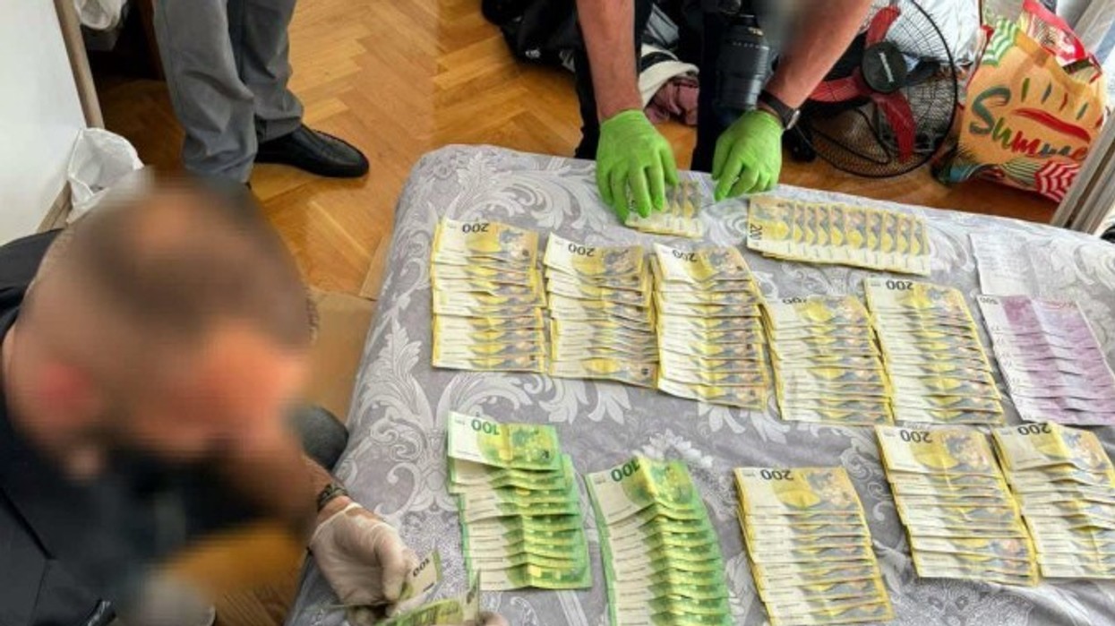 Para të gatshme rreth 40 mijë euro e katër telefona – Policia jep detaje nga bastisja në vendbanimin e të arrestuarit për spiunazh