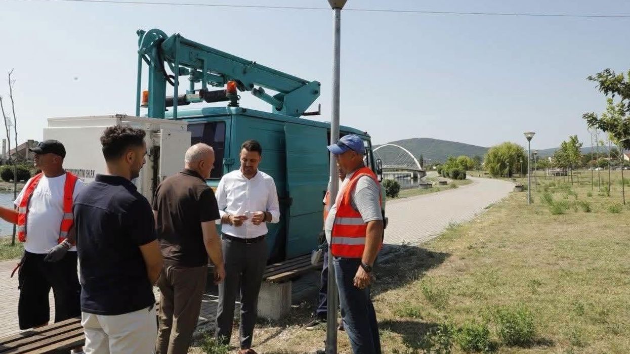 Mitrovica përmirëson ndriçimin publik, punimet shtrihen në disa zona të komunës Mitrovica përmirëson ndriçimin publik, punimet shtrihen në disa zona të komunës
