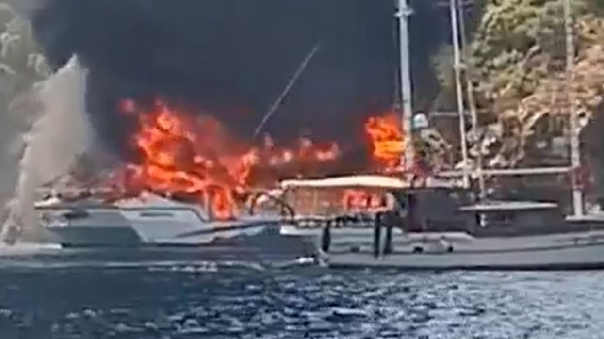 Mbi 100 turistë u hodhën në det nga varka që mori flakë në Turqi Mbi 100 turistë u hodhën në det nga varka që mori flakë në Turqi