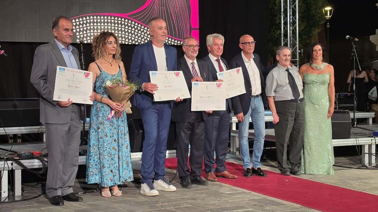 Nga Kosova në zemër të Arbërisë: Xhevdet Gashi nderohet në Kalabri me titullin “Artist i Merituar i Arbërisë”