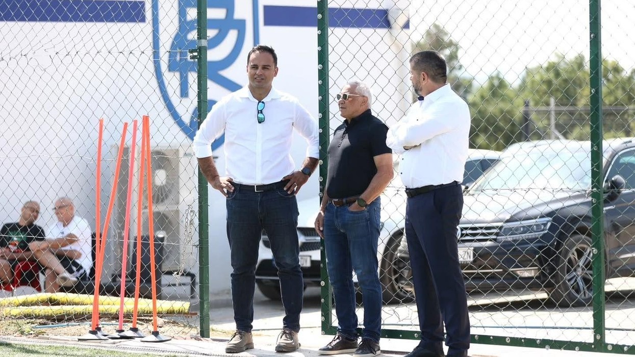 Legjenda e futbollit gjerman vjen në Kosovë, viziton ambientet e Prishtinës së Re