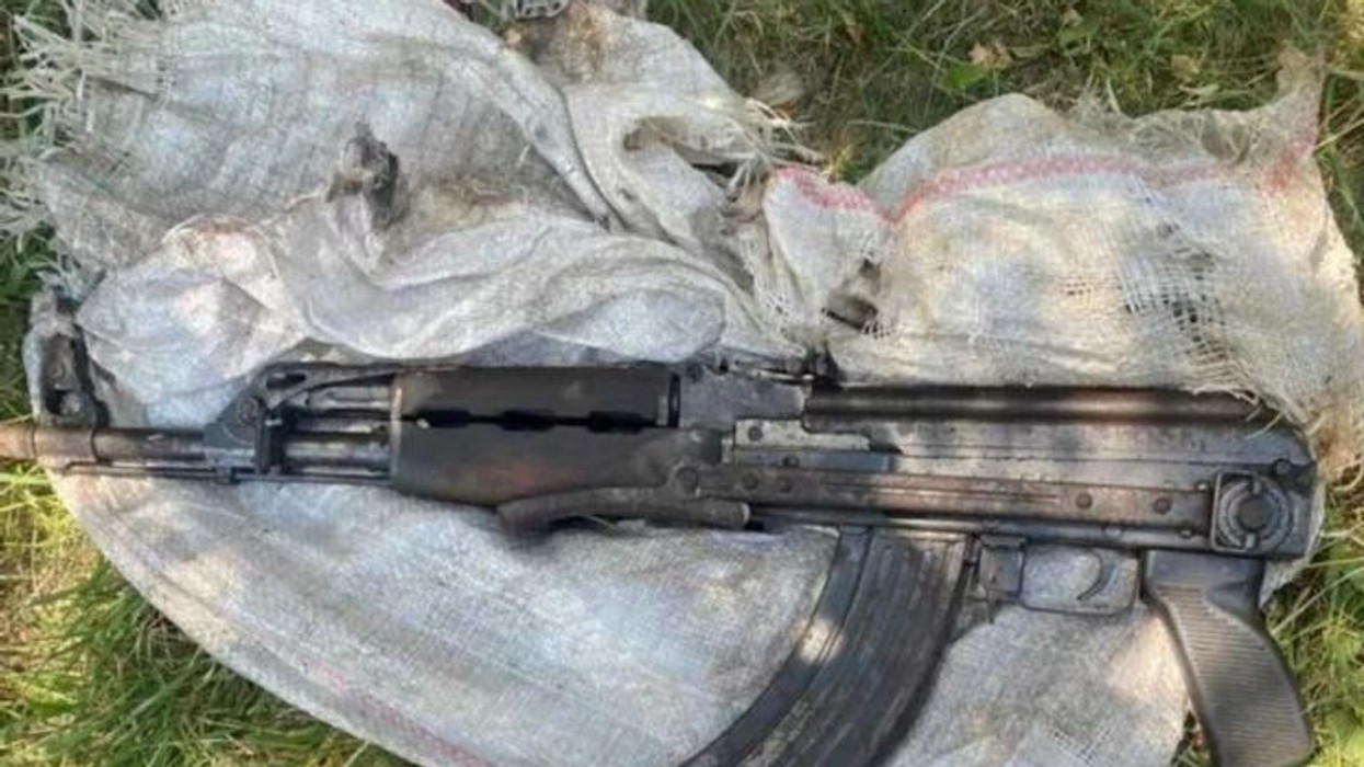 Policia gjen përsëri armë në Dren të Zubin Potokut, sekuestrohet një "AK-47"