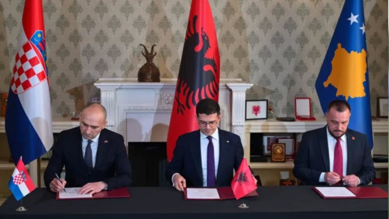 Rusia i bashkohet narrativës së Serbisë, e cilëson kërcënim bashkëpunimin ushtarak Kosovë-Shqipëri-Kroaci