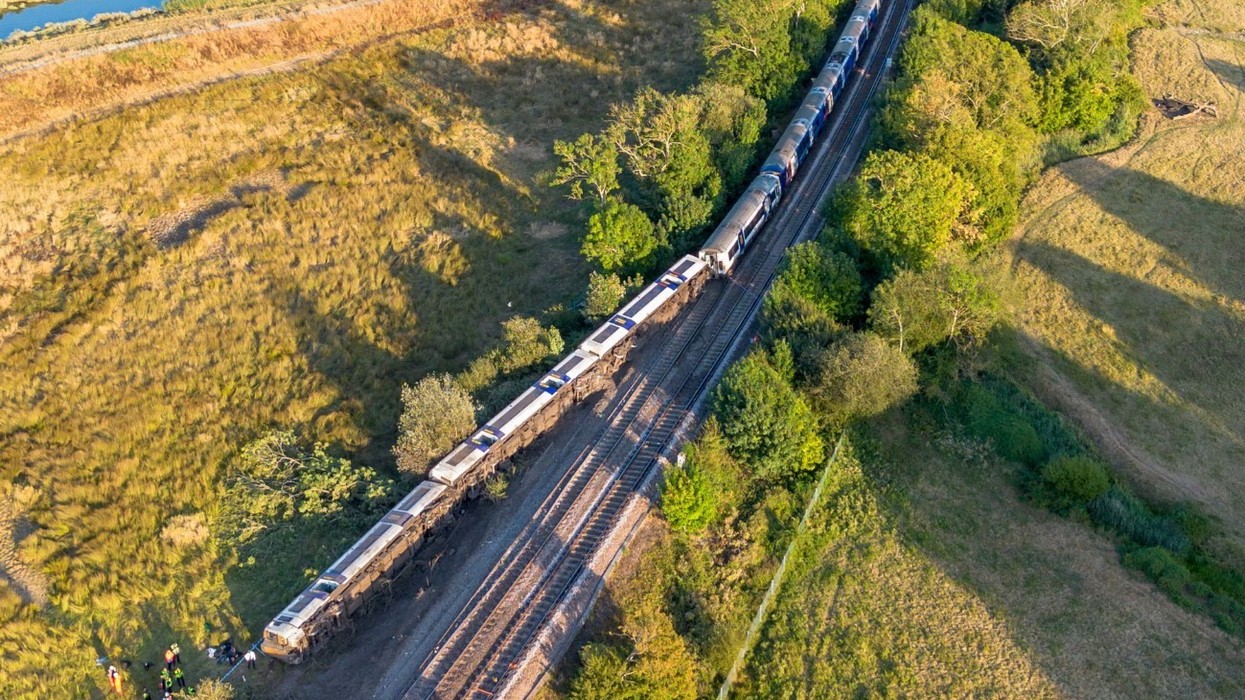 Treni del jashtë binarëve në Britani, raportohet për të lënduar